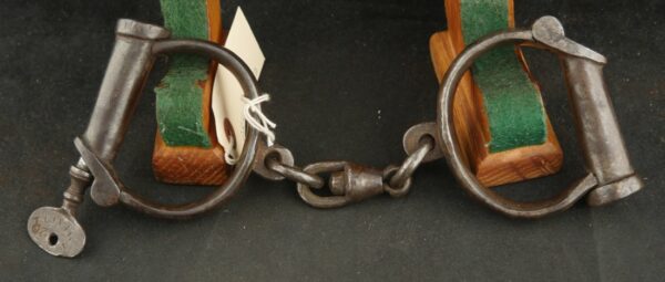 GR-0324-6052, Old Pair of Handcuffs with key in unique but simple mechanics. BLOWOUT - Image 6