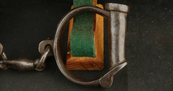 GR-0324-6052, Old Pair of Handcuffs with key in unique but simple mechanics. BLOWOUT - Image 4